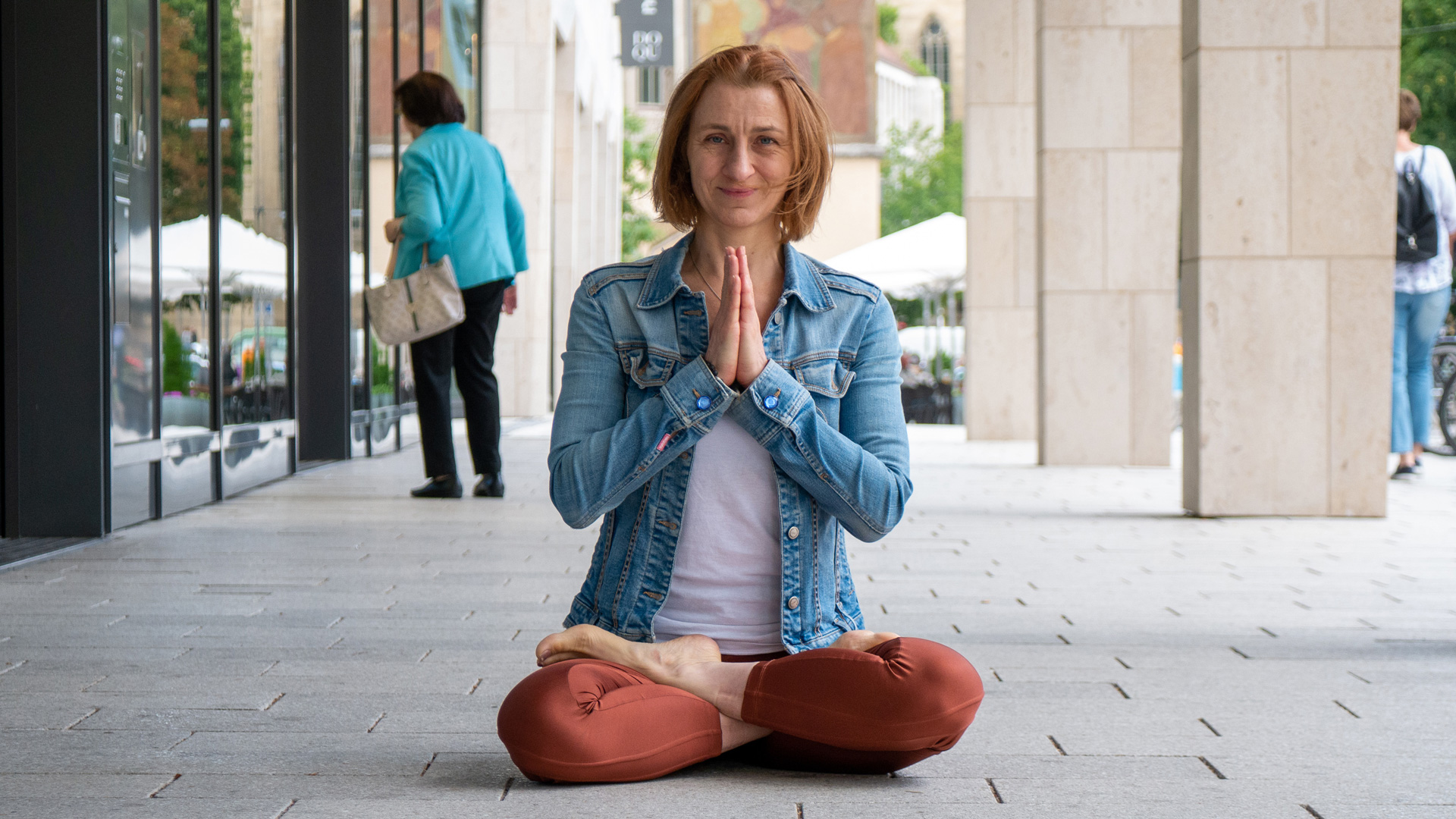 Frau in Padmasana (Yoga)