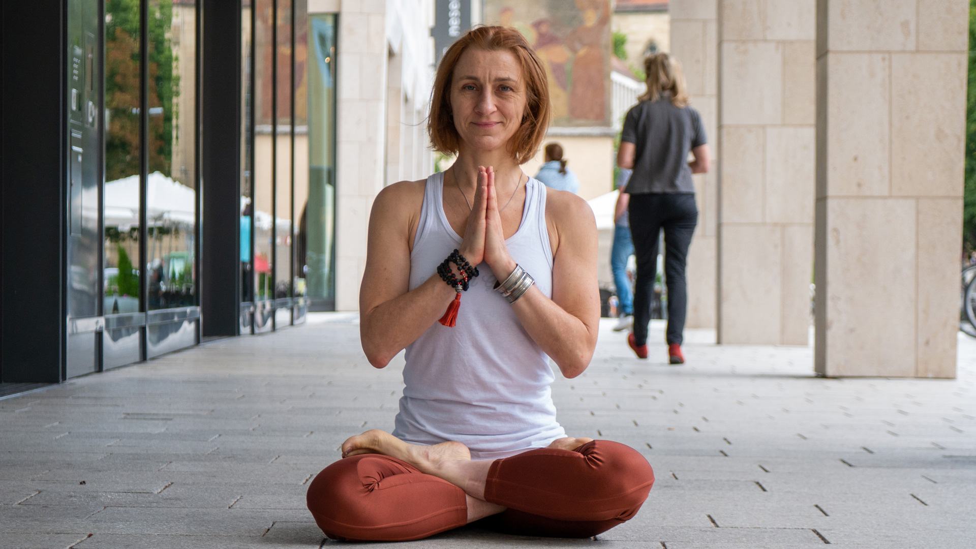 Frau macht Yoga