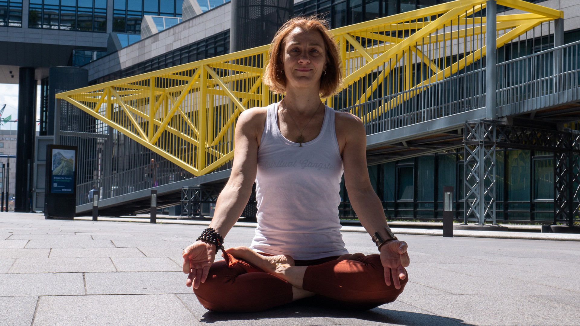 Frau sitzt in Padmasana (Yoga)