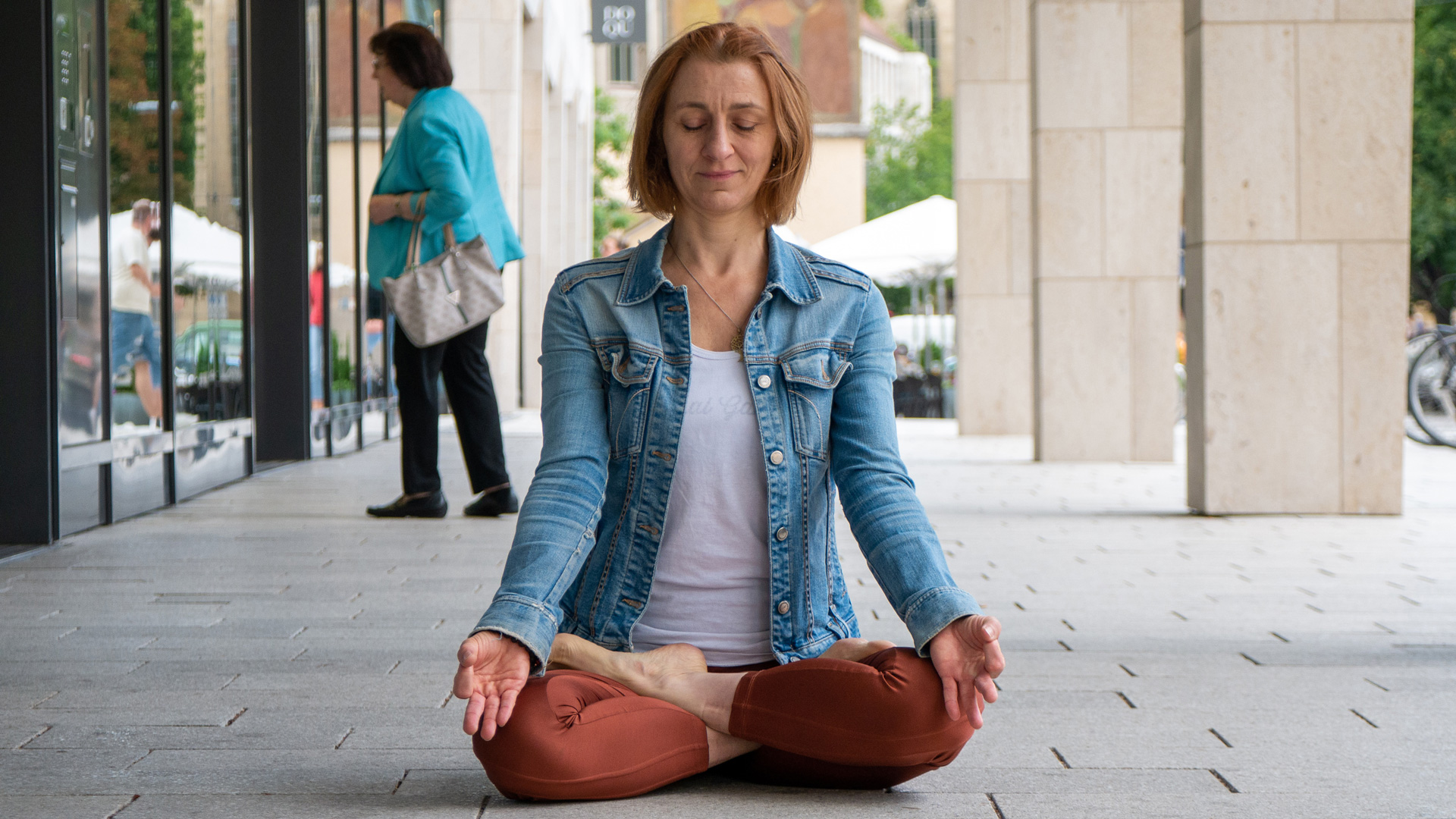 Frau sitzt in Padmasana (Yoga)