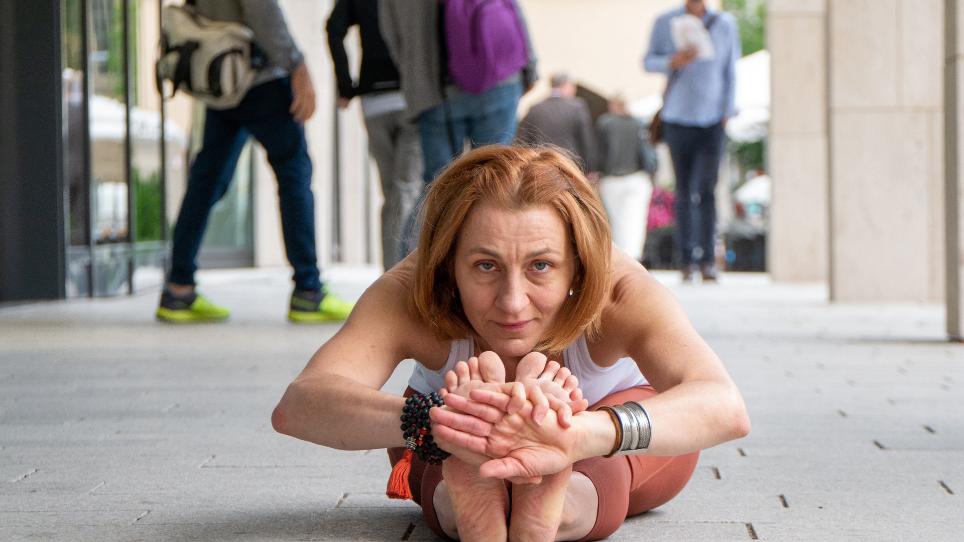 Frau macht Yoga