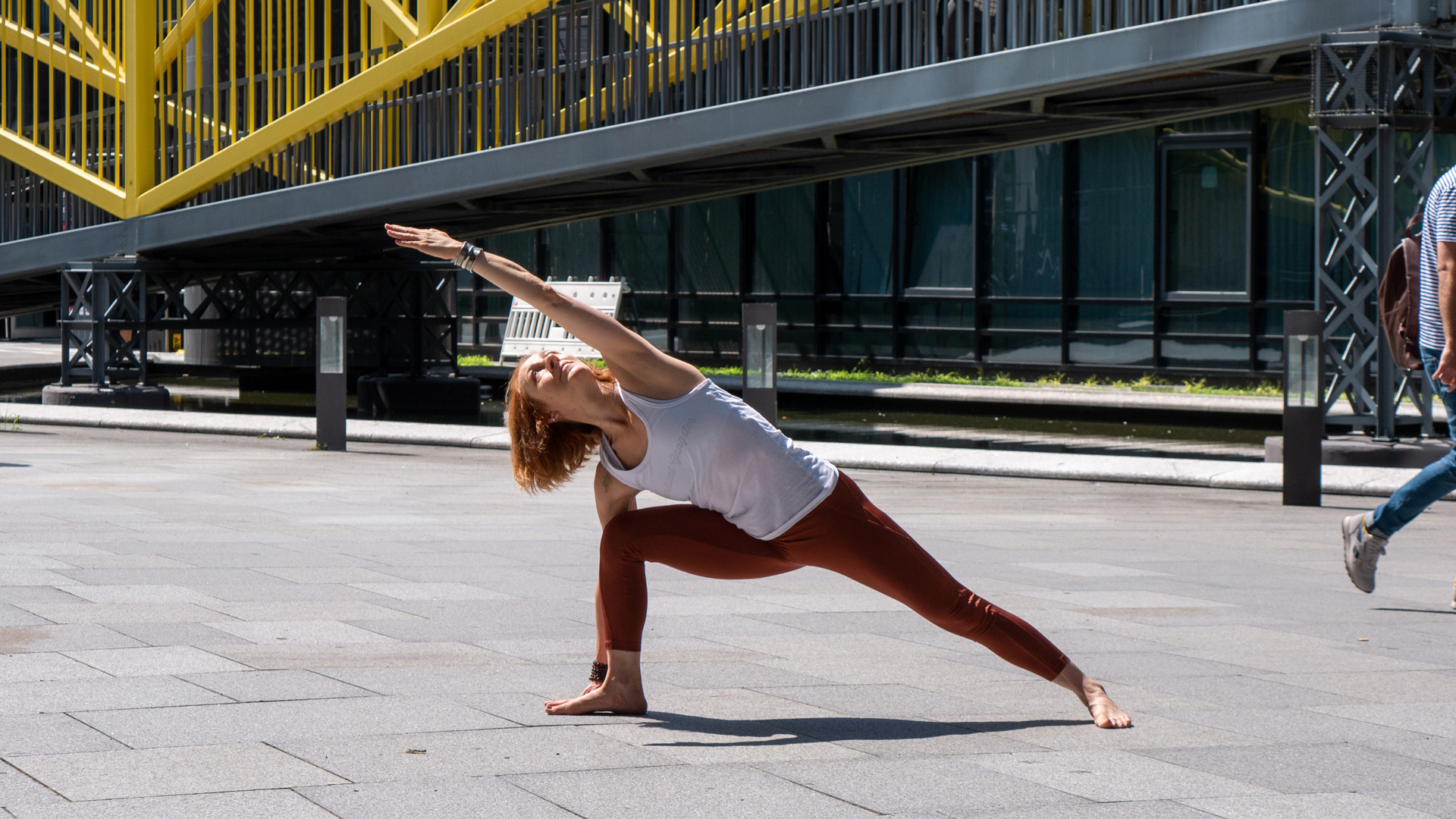 Frau macht Yoga