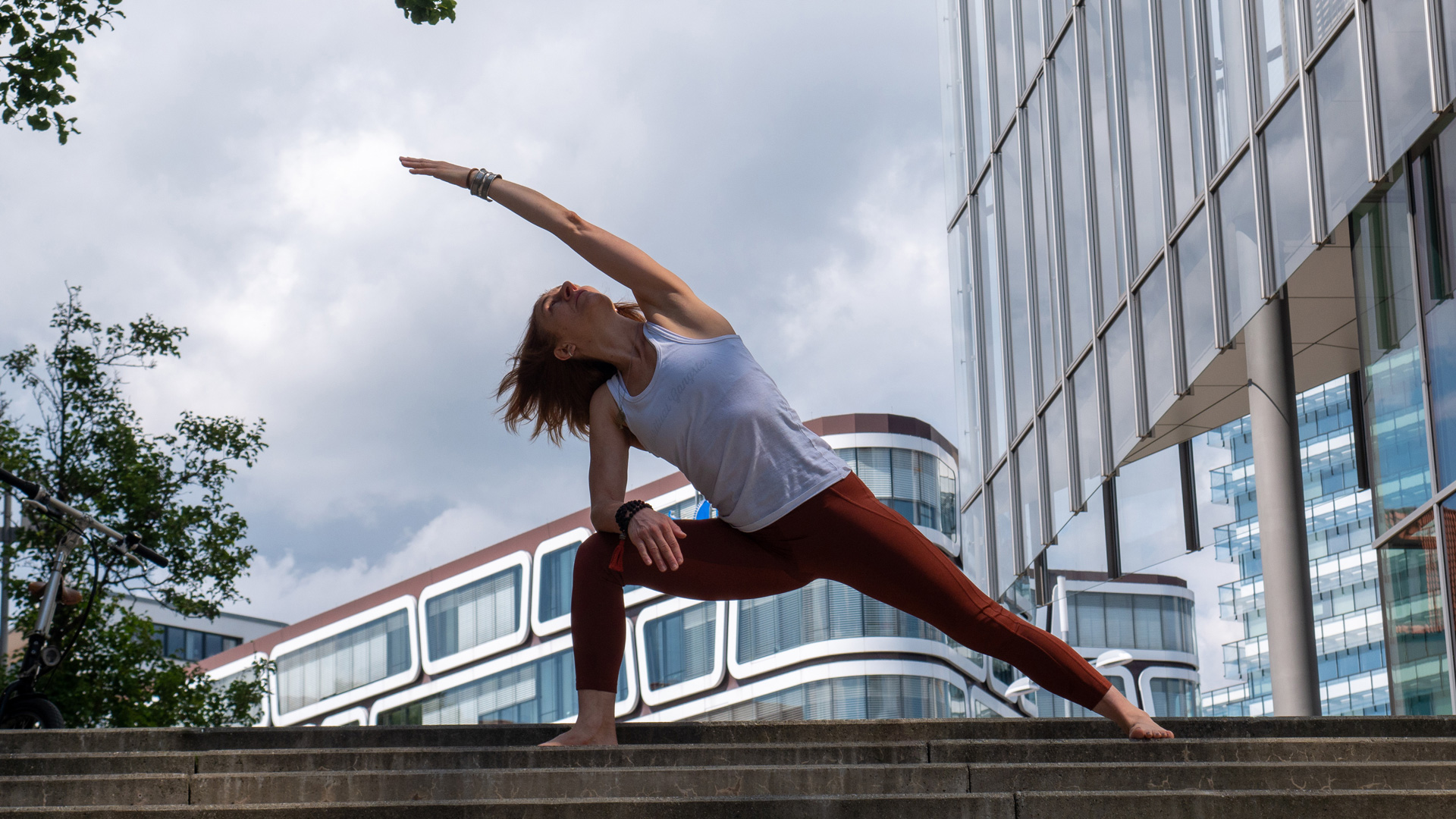 Frau steht in Utthita-Parshvakonasana (Yoga)