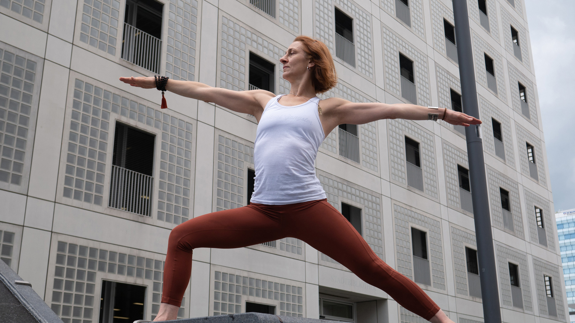 Frau macht Yoga